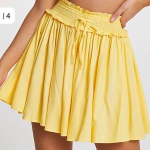 NWT tie side coordinating beach shorts in yellow size MED